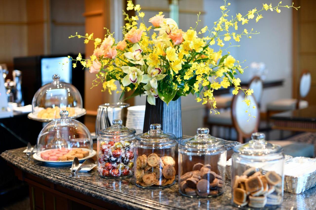 Hotel New Grand Yokohama  Bagian luar foto A typical afternoon tea buffet